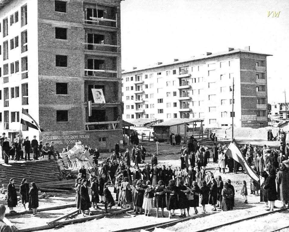 Zgrade u ulici Proleterskih brigada od broja 228 do 236 izgrađene su dobrovoljnim radom od 1953 do 1957. godine